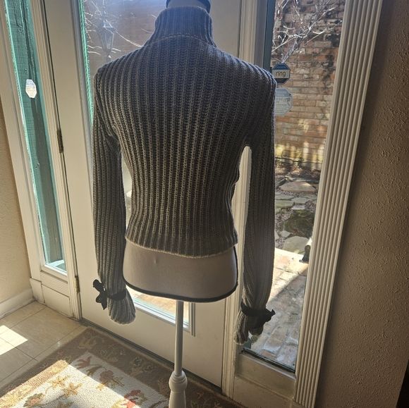 Grey sweater with black ties - Picture 2 of 5